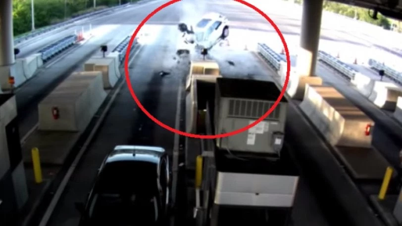 Εικόνες που… κόβουν την ανάσα: Αυτοκίνητο έπεσε με ιλιγγιώδη ταχύτητα σε διόδια και… – Ανατριχιαστικό βίντεο